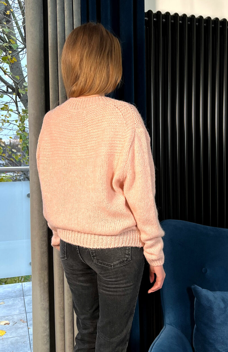 Puchaty różowy sweter