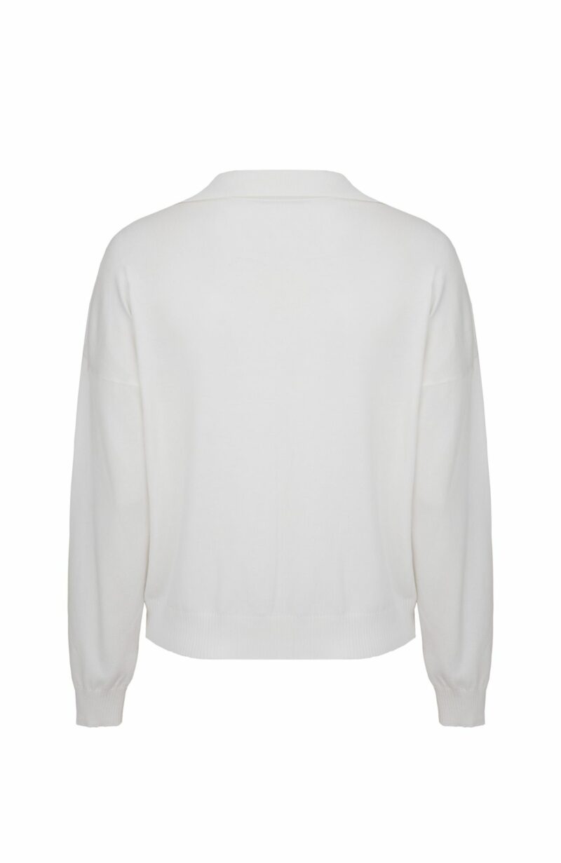 Biały sweter z kołnierzykiem 160